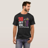 30 is niet dodelijk, maar nog steeds een oude grim t-shirt (Voorkant volledig)