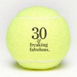 30 jaar en Fabulous Birthday Funny Custom Age Tennisballen<br><div class="desc">30 en "Freaking Fabulous" citaat op een grappig aangepast tennisbal met aanpasbare leeftijd,  perfect voor een verjaardagsfeest op tennisreis of een cadeautje voor een coach keepjescadeau.</div>