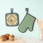 30e/12e Pearl Jubileum Mitt en Pot Houders Ovenwant & Pannenlap Set<br><div class="desc">Is het hun 30ste of 12de huwelijksverjaardag? Zal dit niet leuk zijn om te geven; een origineel hartsembleem op een ,  parelgrafische set van potholders om hun mijlpaal te markeren; een ritueel en embleem voor hun pareljubilea!</div>