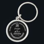 30e bruiloft Jubileum cadeau. Bewerkbare naam/datu Sleutelhanger<br><div class="desc">Jubileum cadeau,  of het nu bruiloft,  pensioen,  afstuderen,  volwassenheid of verloving is,  de tekst is volledig bewerkbaar om bij uw gelegenheid te passen. Elk jubileum kan worden toegevoegd aan deze sleutelhanger.</div>