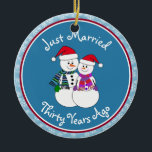 30e Jubileum Gift Fun Snow Paar Keramisch Ornament<br><div class="desc">Ons knappe sneeuwkoppel is gekleed voor de kou in hun sjaals, wanten en rode kerstvakantie kerstmuts. Leuke "Just Married"-boodschap, ongeacht hoe lang je familie of vrienden zijn getrouwd. Voeg hun namen en een jaar getrouwde datum toe om een perfecte herinnering te maken die het jubileumpaar nog jaren zal koesteren. Bekijk...</div>