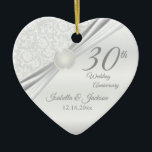 30e Pearl-Jubileum Keramisch Ornament<br><div class="desc">⭐ ⭐ ⭐ 5 sterren Review. 🥇 EEN ORIGINEEL KOPYRIGHT ART ONTWERP VAN Donna Siegrist ALLEEN BESCHIKBAAR OP ZAZZLE! 30e Pearl Wedding Jubileum Ornament klaar om je te personaliseren. Kan ook worden gebruikt voor andere gelegenheden, zoals een verjaardag, vriendschap, cadeautje met geld, enz., door simpelweg de formulering ✔ Opmerking te...</div>