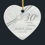 30e Pearl-Jubileum Keramisch Ornament<br><div class="desc">⭐ ⭐ ⭐ 5 sterren Review. 🥇 EEN ORIGINEEL KOPYRIGHT ART ONTWERP VAN Donna Siegrist ALLEEN BESCHIKBAAR OP ZAZZLE! 30e Pearl Wedding Jubileum Ornament klaar om je te personaliseren. Kan ook worden gebruikt voor andere gelegenheden, zoals een verjaardag, vriendschap, cadeautje met geld, enz., door simpelweg de formulering ✔ Opmerking te...</div>