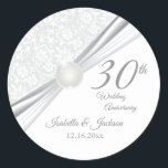 30e Pearl Wedding Jubileum Design Ronde Sticker<br><div class="desc">🥇 EEN ORIGINEEL KOPYRIGHT ART ONTWERP VAN Donna Siegrist ALLEEN BESCHIKBAAR OP ZAZZLE! Stickers. Ronde labels in een prachtig 30e Pearl Wedding Jubileum Design, een perfecte manier om uw producten op een unieke manier te belichamen. ✔ OPMERKING: ALLEEN DE NOODZAKELIJKE SJABLOON WIJZIGEN! 😀 Indien nodig, kunt u de tekst verwijderen...</div>