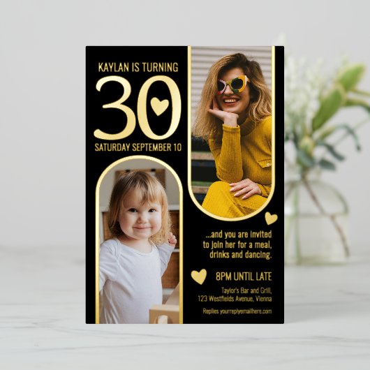 30e Twee Bogen Verjaardag Zwart Gouden Harten Folie Uitnodiging (Staand Voorkant)