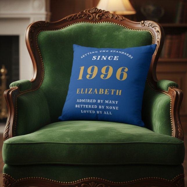30e verjaardag 1996 Naam toevoegen Persoonlijk Bla Kussen (1996 blue throw pillow on a green velvet chair.)