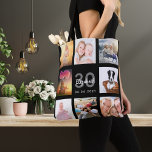 30e verjaardag aangepaste fotocollage zwarte vrouw tote bag<br><div class="desc">Een unieke gave voor de 30ste verjaardag van een vrouw, die haar leven viert met een collage van 8 van je eigen foto's, afbeeldingen. Geef haar naam, leeftijd 30 jaar en datum een persoonlijk tintje. Een zwarte achtergrond. Grijze en witte letters en cijfers. De naam wordt geschreven met een modern...</div>