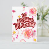 30e Verjaardag Dertig Flirty en bloeiende Fun Pink Bedankkaart (Staand voorkant)