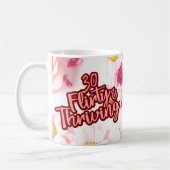 30e Verjaardag Dertig Flirty en bloeiende Fun Pink Koffiemok (Links)