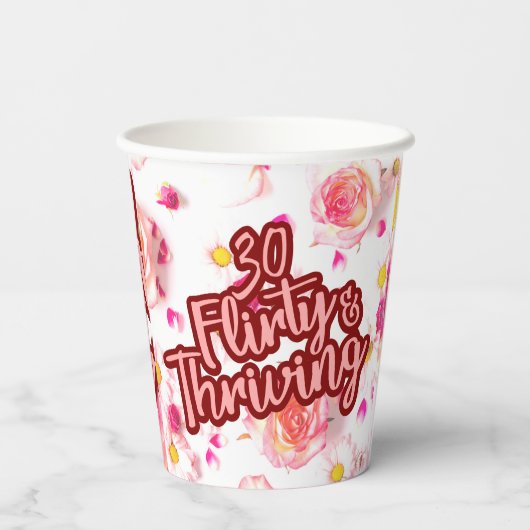 30e Verjaardag Dertig Flirty en bloeiende Fun Pink Papieren Bekers (Achterkant)