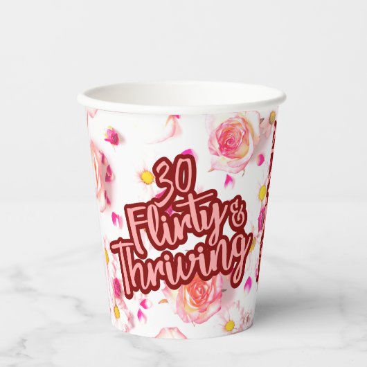 30e Verjaardag Dertig Flirty en bloeiende Fun Pink Papieren Bekers (Voorkant)