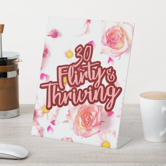30e Verjaardag Dertig Flirty en bloeiende Fun Pink Reclamebord Met Voetstuk (Insitu)