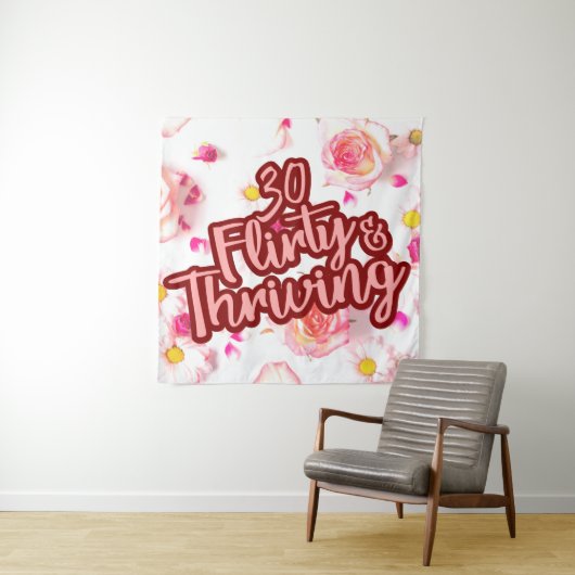 30e Verjaardag Dertig Flirty en bloeiende Fun Pink Wandkleed (In situ)