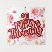 30e Verjaardag Dertig Flirty en bloeiende Fun Pink Wandkleed (Voorkant)