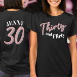 30e verjaardag dertig flirty roze zilveren naam t-shirt<br><div class="desc">Dertig en flirterig, 30e verjaardag glitter stijl effect dertig script tekst in roos roze en zilveren tinten met tekst op donkerkleurige t-shirt en een nummer 30 op de achterkant en jouw naam. Personaliseer dit 30ste shirt met uw bericht en naam. Andere jaren en overeenkomende objecten zijn beschikbaar. © Origineel ontwerp...</div>