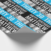 30e verjaardag drie foto's zwart hemelsblauw gestr cadeaupapier (Hoek)