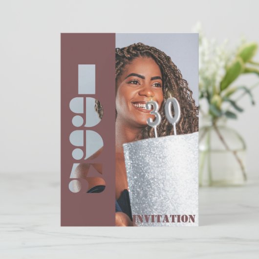 30e verjaardag foto geboren 1995 rode uitnodiging (Staand voorkant)