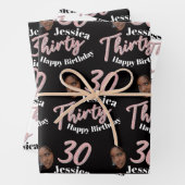 30e verjaardag foto's roze zwart-wit inpakpapier vel (In situ)