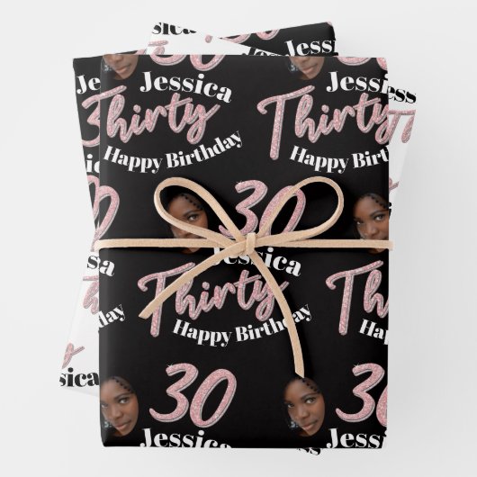 30e verjaardag foto's roze zwart-wit inpakpapier vel (In situ)