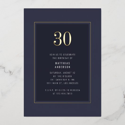 30e verjaardag minimale elegante donkergouden Lijs Folie Uitnodiging (Voorkant)