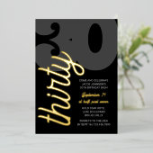30e verjaardag Oversized Dertig Script Zwart Goud Folie Uitnodiging (Staand Voorkant)