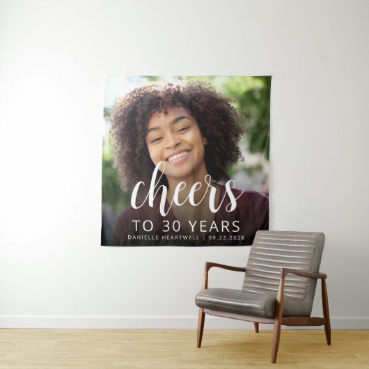 30e verjaardag Party Foto Wit Script Cheers Wandkleed (In situ)