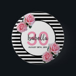 30e verjaardag roze roze rozen zwarte witte strepe ronde button 5,7 cm<br><div class="desc">Een knop voor een 30e verjaardagsfeestje. Klassieke dunne zwarte en witte horizontale strepen als achtergrond. Met roze rozen voor korrelig en vrouwelijk gebruik als decoratie. Een wit en roze lijst vooraan met sjabloon voor leeftijd, naam en datum. Leeftijdsnummer in roze, naam en datum in zwart. De naam wordt geschreven met...</div>