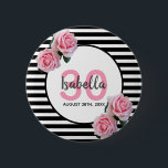 30e verjaardag roze roze rozen zwarte witte strepe ronde button 5,7 cm<br><div class="desc">Een knop voor een 30e verjaardagsfeestje. Klassieke dunne zwarte en witte horizontale strepen als achtergrond. Met roze rozen voor korrelig en vrouwelijk gebruik als decoratie. Een wit en roze lijst vooraan met sjabloon voor leeftijd, naam en datum. Leeftijdsnummer in roze, naam en datum in zwart. De naam wordt geschreven met...</div>