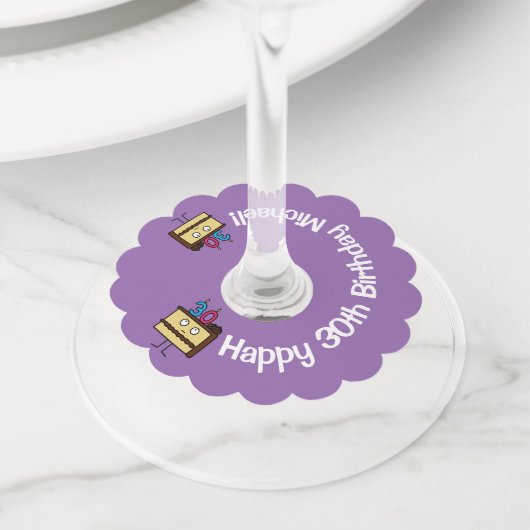 30e verjaardag taart met kaarsen chocolade ijsjes wijnglaslabel (Dichtbij)