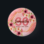 30e verjaardag van het koraal goudbloemen ronde button 3,2 cm<br><div class="desc">Een trendy knop voor een 30e verjaardagsfeestje. Met een vals goud hexagon geometrisch vormig lijst. Verkleurd met waterkleurige dahlia-bloemen in roze,  crème en koraal. Leven van koraal met polka-punten als achtergrond. Sjablonen voor een naam,  leeftijd 30 en een datum. Geboortedatum of -datum van de partij. Bourgogne en koraalkleurige letters.</div>
