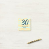 30e verjaardag voeg naam datum jaar geel blauw pla post-it® notes (Op bureau)