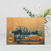 30e verjaardag Vrouw Breaking TV Nieuwsfeest Kaart (Staand voorkant)