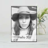 30e verjaardag zwart-witte foto modern elegant kaart (Staand voorkant)