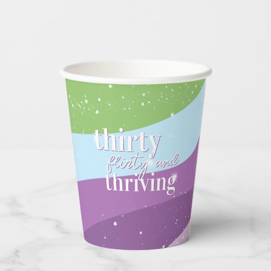 30e verjaardagsfeest dertig flirterig en bloeiende papieren bekers (Achterkant)