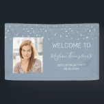 30th Birthday Dusty Blue Silver Confetti Welkom Spandoek<br><div class="desc">Welkom, 30e verjaardagsgasten met deze elegante banner, met faux zilveren driehoekige confetti die neergaat op de foto van de gast van eer en de tekst in lichtgrijs op een stoffige blauwe achtergrond. Vervang het afbeelding van de steekproef gemakkelijk door een foto van uw keus. Pas de tekst aan met de...</div>