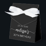 30th Birthday Simple Black Calligraphy Script Bedankdoosjes<br><div class="desc">Eenvoudig Schone Minimalistische Zwarte Monogram van het Meisje Naam van de Handtekening Aangepast Aangepast 30e (of om het even welke leeftijd) verjaardagsvakje. Dit ontwerp met uw voornaam in een handgeschreven stijl swash tail font signature typografie (of calligrafie), date, "any age" verjaardag in wit op zwarte kleur achtergrond. Deze stijlvolle, vrouwelijke...</div>
