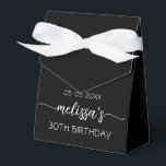 30th Birthday Simple Black Calligraphy Script Bedankdoosjes<br><div class="desc">Eenvoudig Schone Minimalistische Zwarte Monogram van het Meisje Naam van de Handtekening Aangepast Aangepast 30e (of om het even welke leeftijd) verjaardagsvakje. Dit ontwerp met uw voornaam in een handgeschreven stijl swash tail font signature typografie (of calligrafie), date, "any age" verjaardag in wit op zwarte kleur achtergrond. Deze stijlvolle, vrouwelijke...</div>