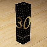 30th Birthday Wedding Jubileum Black and Gold Wijn<br><div class="desc">30e Jubileum 30 jaar,  30e verjaardag Jubileum,  30e bruiloft Jubileum,  Parelbruiloft Jubileum,  Elegant Gold Kijk Typografie Happy Jubileum,  met Love Emily,  je kunt de tekst Zwart en gouden blik Wijndoos veranderen</div>