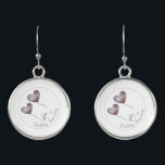 30th of een Pearl Wedding Jubileum roze hart Oorringen<br><div class="desc">Gepersonaliseerde 30th Pearl trouwdag oorbellen. Een mooi cadeau voor een man om zijn vrouw of een dochter om haar moeder te geven. De oorbellen shows 2 paarse ballonnen met de namen van het man en de vrouw en staat: "30ste trouwdag". Het ontwerp dat op deze sieraden wordt getoond, kan naar...</div>