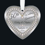 30th Wedding Jubileum Pearl Foto Keepomwille Ornament<br><div class="desc">Elegant faux (bedrukt) pearl jubilee op platina en Gold look 30th Wedding Jubileum keepomwille ornament design by Holiday Hearts Design (rechten voorbehouden). Sjabloon velden zijn beschikbaar om je te personaliseren met je namen, verjaardag en datum. Lettertypestijlen, -formaten en -positionering kunnen worden aangepast met behulp van de knop "Aanpassen". Zoals hierboven...</div>