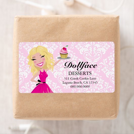 311 Dollface Desserts Blondie Roze Damast Print Etiket (Insitu)