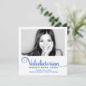 311 Valedictorian Elektrisch Blauw Afstuderen Aankondiging (Staand voorkant)