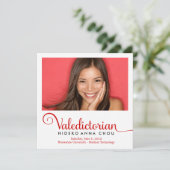 311 Valedictorian in Rode Afstudeeraankondiging Aankondiging (Staand voorkant)