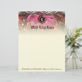 311-Wilde Lily Pink Lace Monogram Briefhoofd Ontwerp (Staand voorkant)