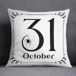 31 oktober Typografie zwart-wit Halloween Kussen<br><div class="desc">Met deze "31 oktober" werpt u de Halloween in stijl met een kussen met eenvoudige decoratieve zwarte letters,  een spookkig spinaccent,  met een rol- en sterrand op een witte achtergrond.</div>