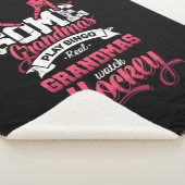 31.Sommige oma's spelen bingo Real Grandmas Bekijk Sherpa Deken (3/4)