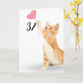 31e verjaardag gestreepte kat met hartballon kaart (Gele Bloem)