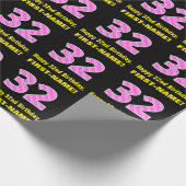 32e verjaardag: roze strepen en harten "32" + naam cadeaupapier (Hoek)