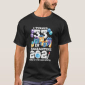 33 in Quarantine Funny 33rd Birthday 2021 T-shirt (Voorkant)