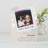 33e verjaardag uitnodiging Grappige foto Kijk wie (Staand voorkant)